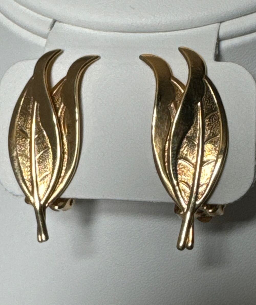Vintage mid century gold leaf clip on earrings